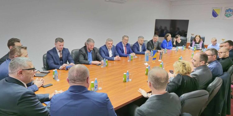 Delegacija Grada Cazina u službenoj posjeti Velikoj Kladuši: Podrška zajedničkim projektima i saradnji