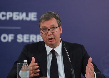 Vučić pozvao opoziciju da pokrene referendum da li da ostane na mjestu predsjednika Srbije