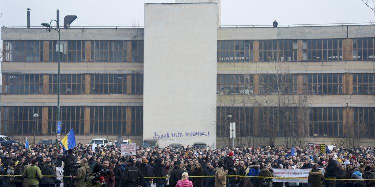 Protest privrednika ispred zgrade Vlade FBiH zbog povećanja minimalca