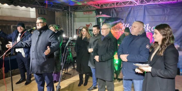 Kladuščani zakoračili u Novu 2025. godinu uz zajedničko odbrojavanje sa načelnikom Horvatom