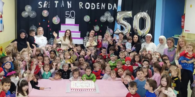 JU „Dječije obdanište“ uz pjesmu, ples i tortu proslavila 50. rođendan