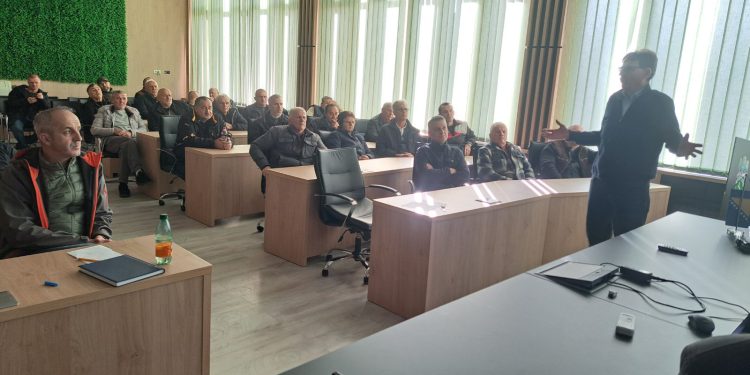 Udruženje pčelara „Krajiška pčela“ organiziralo stručno predavanje na dvije aktuelne teme