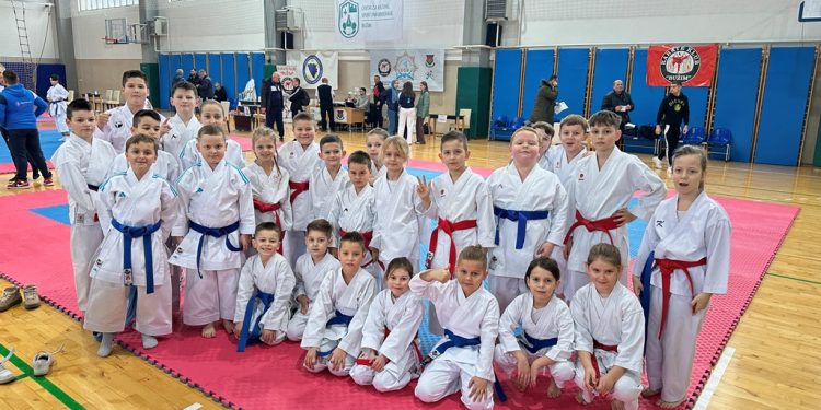 Veliki broj medalja za velikokladuške karate klubove sa Kantonalnog turnira u Bužimu