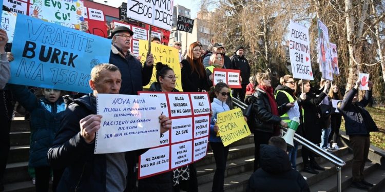 Najmasovnija mirna šetnja u Zenici: Građani izašli na ulice zbog inflacije, poskupljenja i drugih problema
