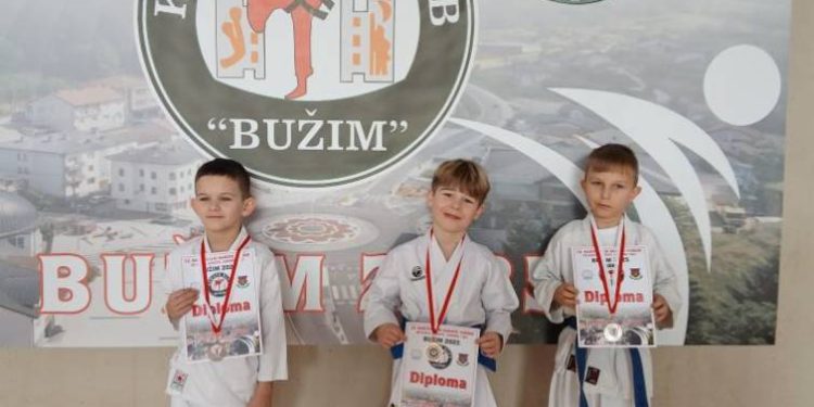 Veliki broj medalja za velikokladuške karate klubove sa Kantonalnog turnira u Bužimu