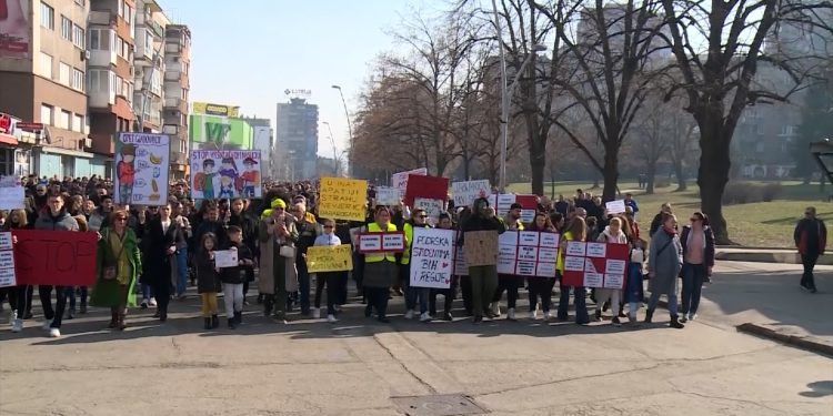 Građani Zenice u mirnoj šetnji protiv korupcije, netransparentnosti rada vlasti, nasilja i inflacije
