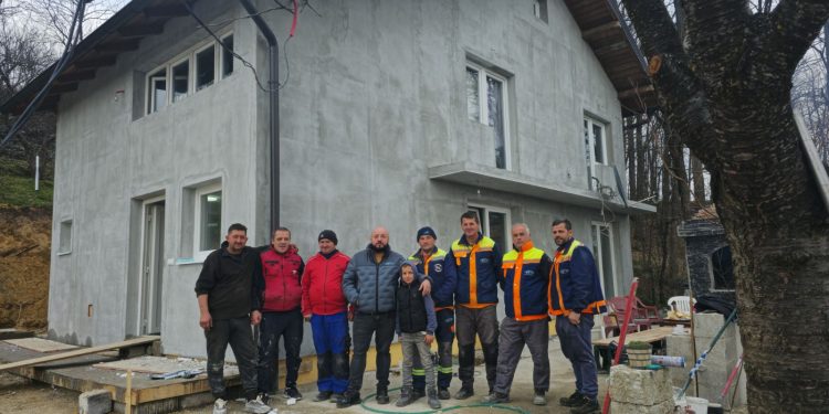 Porodica Skenderović od danas u obnovljenom domu zahvaljujući humanisti Braci