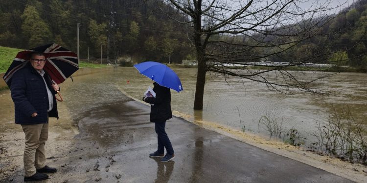 Poplave i u Velikoj Kladuši: Načelnik i članovi Općinske službe CZ u obilasku poplavljenih područja