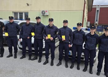 Velika Kladuša: Policijskim službenicima uručene knjižice novog Zakona o sigurnosti u saobraćaju