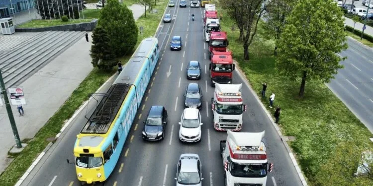Više od 500 kamiona prodefilovalo Sarajevom: Hitne mjere ili blokada granice