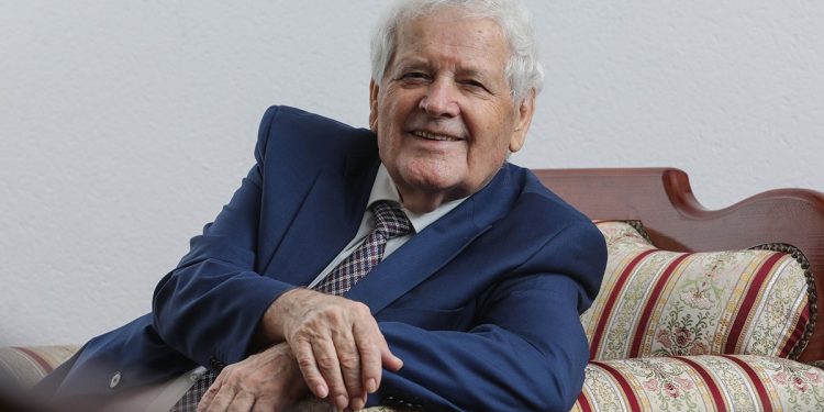 Prvostepenom presudom Fikret Abdić osuđen na tri godine i šest mjeseci zatvora zbog zloupotrebe službenog položaja