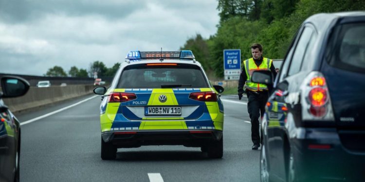 Njemačka : Uvedene kamere koje otkrivaju korištenje mobitela tokom vožnje
