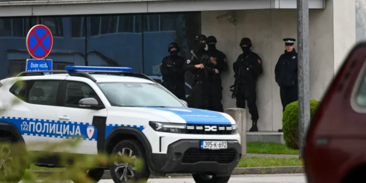 I jutros vanredno u Istočnom Sarajevu, policija motri na svaki korak oko zgrade Vlade RS-a