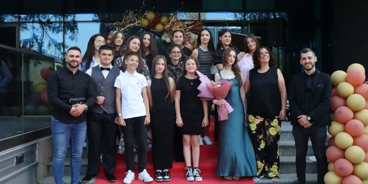 Promocija maturanata i učenika Osnovne muzičke škole u Velikoj Kladuši uz koncert hora, klavira i harmonike