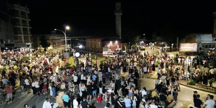 Veliki broj Kladuščana na Trgu mladih pružilo podršku sugrađaninu Elvisu Mešinoviću