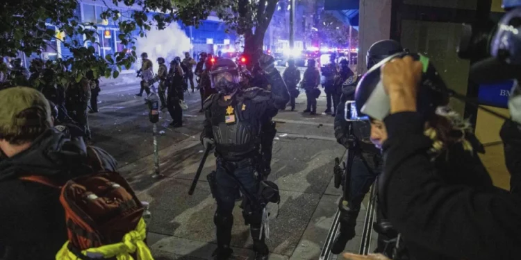 Protesti u Los Anđelesu eskalirali u opće nerede, Pentagon šalje marince u Los Anđeles