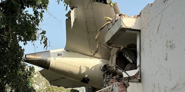 242 putnika i člana posade poginuli u padu aviona u Indiji