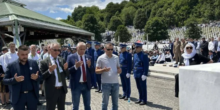 Delegacija Općine Velika Kladuša odala počast žrtvama genocida u Srebrenici