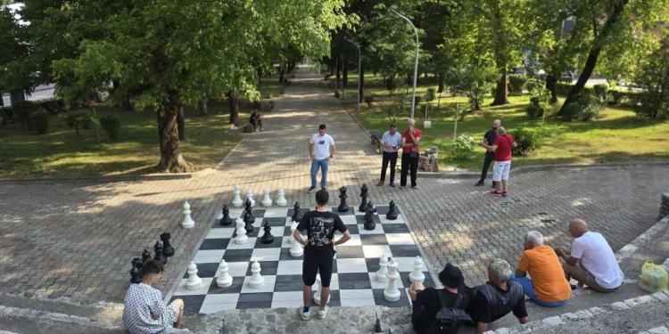 Otvoren šah na otvorenom u Gradskom parku u Velikoj Kladuši: Novi sadržaj za sve generacije