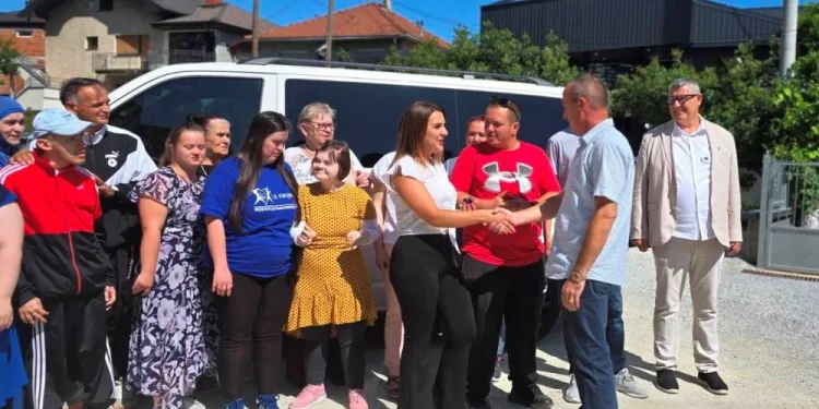 Udruženje „I mi postojimo“ dobilo vrijednu donaciju, putničko kombi vozilo