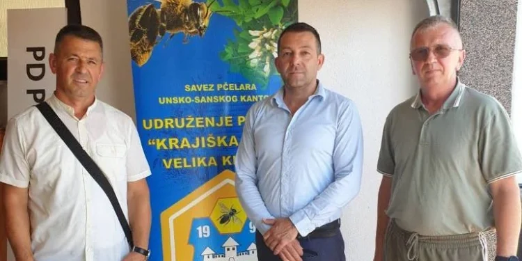 Ministar Alijanović u posjeti pčelarskim gazdinstvima u Velikoj Kladuši