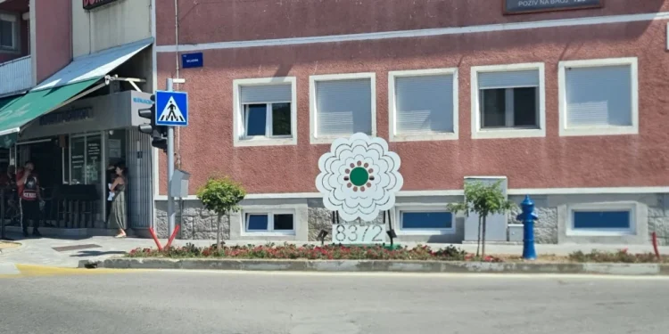 Cvijet Srebrenice postavljen na Trgu mladih u Velikoj Kladuši