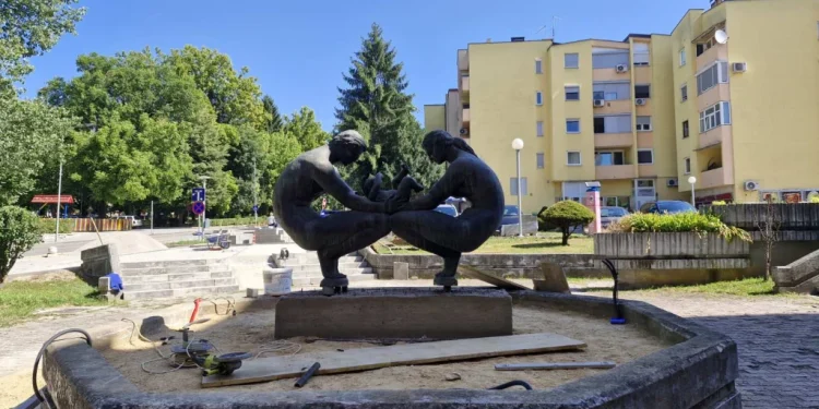 Simbol Saniteksa, skulptura “Porodica” od sada će krasiti plato u ulici Maršala Tita