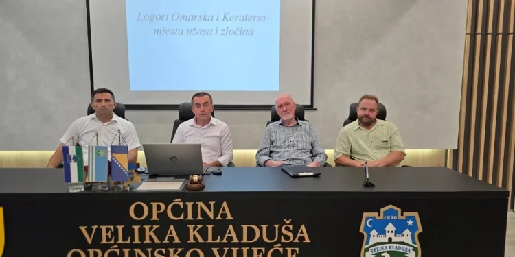Velika Kladuša: Održana javna tribina ”Logori Omarska i Keraterm”, potresne priče o stradanju stanovnika Prijedora i okolice