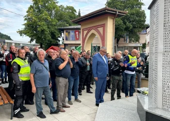 Motoristi položili cvijeće i proučili fatihu na šehidskom obilježju u Velikoj Kladuši