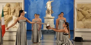 Olimpijska baklja krenula iz Olimpije na ZOI 2026. u Italiji