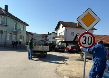 U toku postavljanje saobraćajne signalizacije čime sa punom primjenom počinje nova Odluka o regulaciji saobraćaja