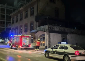 Požar u objektu Starog hotela u Velikoj Kladuši nakon osmosatne intervencije vatrogasaca uspješno ugašen