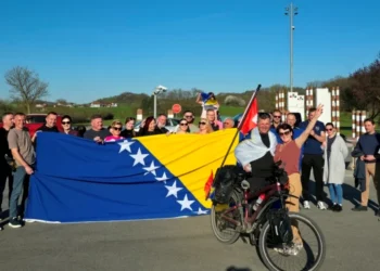 U čast plasmanu BiH na Svjetsko prvenstvo Kladuščanin Mevsud Džanić biciklom iz Švicarske stigao u Veliku Kladušu