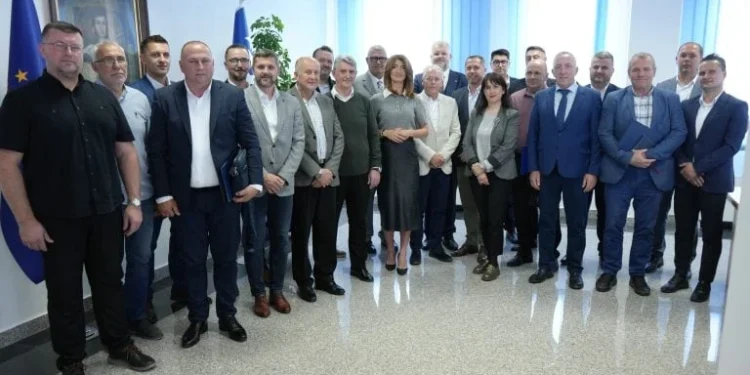 Načelnik Horvat u Federalnom ministarstvu prometa i komunikacija: Potpisani ugovori za dva putna pravca u Velikoj Kladuši