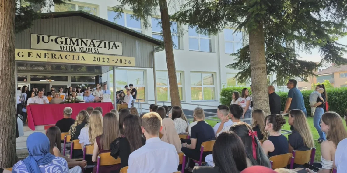 Upriličena svečana dodjela diploma kladuškim gimnazijalcima