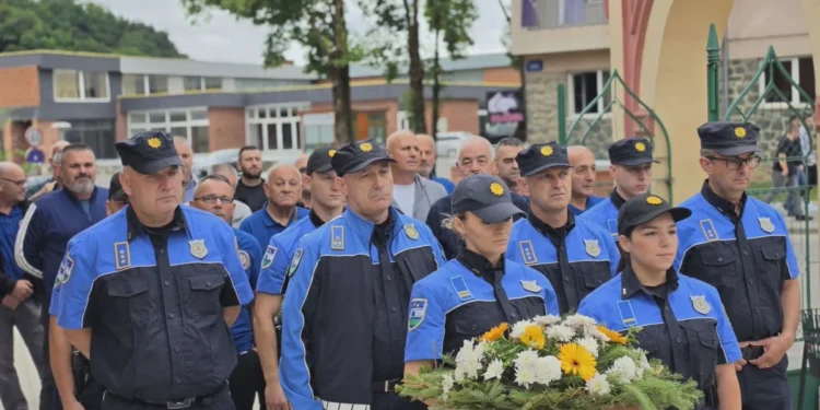 Obilježavanje Dana policije USK: Položeno cvijeće u haremu Gradske džamije