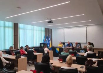Okrugli sto u Velikoj Kladuši: Prevencija i zaštita mladih u fokusu borbe protiv ovisnosti