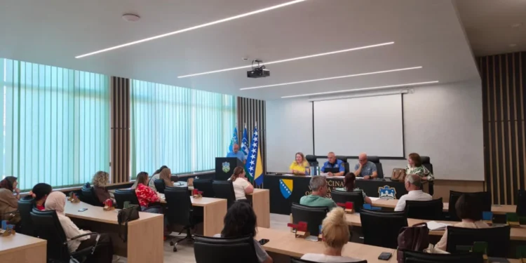 Okrugli sto u Velikoj Kladuši: Prevencija i zaštita mladih u fokusu borbe protiv ovisnosti