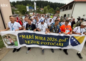 Marš mira krenuo ka Potočarima: Više od šest hiljada osoba korača trasom kojom se bježalo od smrti