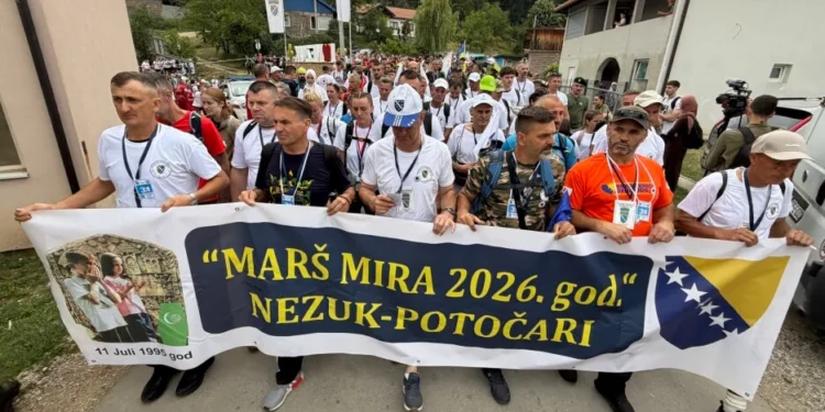 Marš mira krenuo ka Potočarima: Više od šest hiljada osoba korača trasom kojom se bježalo od smrti