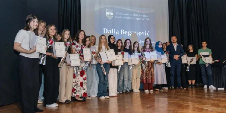 Najbolji učenici i studenti u USK nagrađeni za ostvarene rezultate