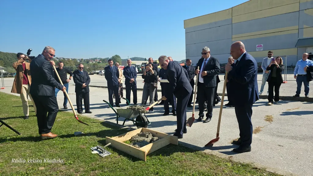 Premijeri FBiH i USK u Velikoj Kladuši: Postavljen kamen temeljac za izgradnju Vatrogasnog doma