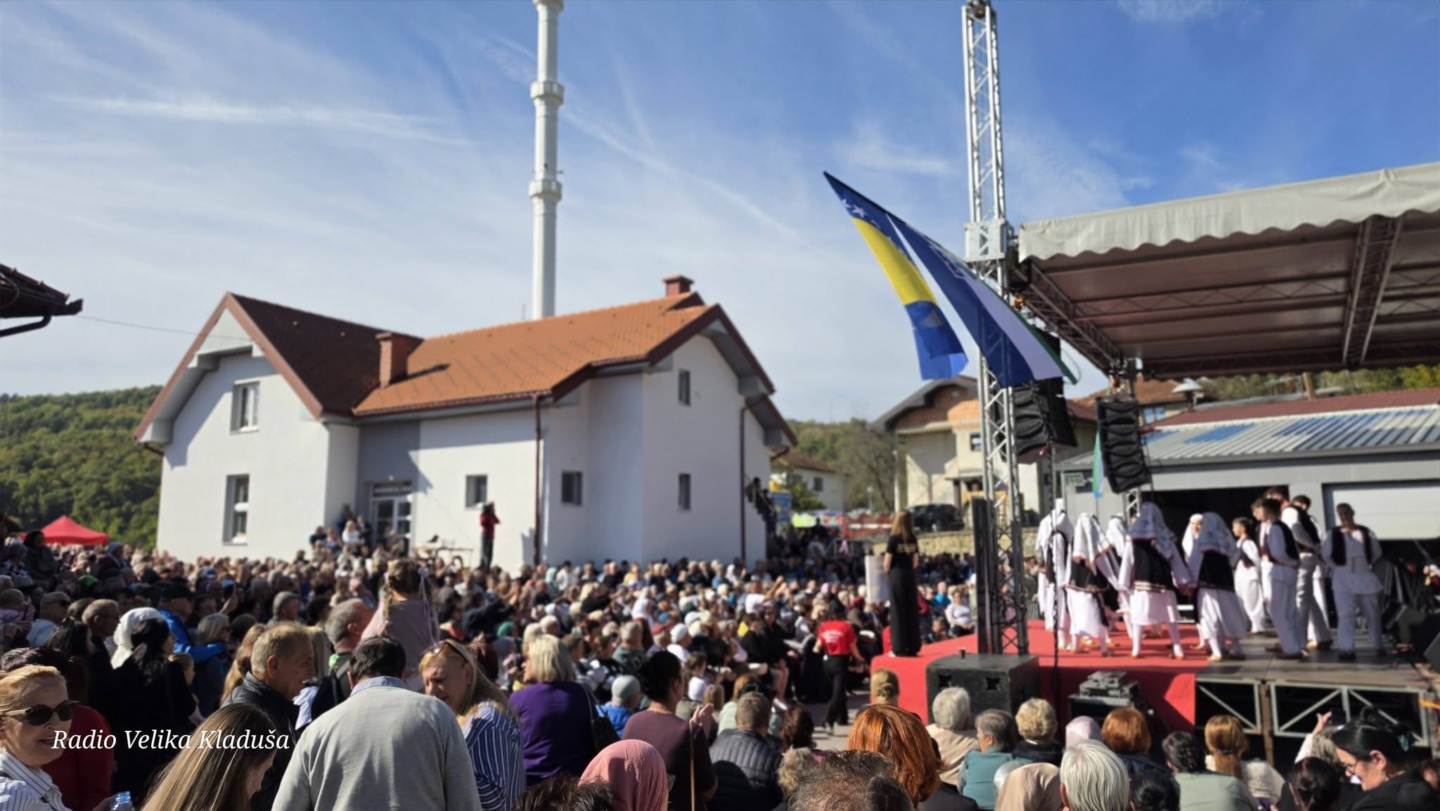 Hiljade posjetilaca na 26. Pećkoj kestenijadi: Miris kestena, folklor i pjesma ispunili Pećigrad